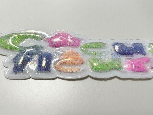 الملصقات المتنامية المخصصة الزرقاء الوردية الصفراء TPU Patch Puffy Labels المخصصة للملابس