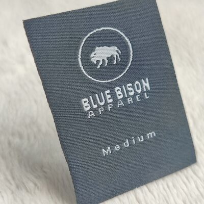 ملابس خاصة مخصصة ملابس منسوجة ملصقات صانع ساتين معلقة علامات العلامة التجارية المطبوعة القطن الملابس البوليستر المنحوتة