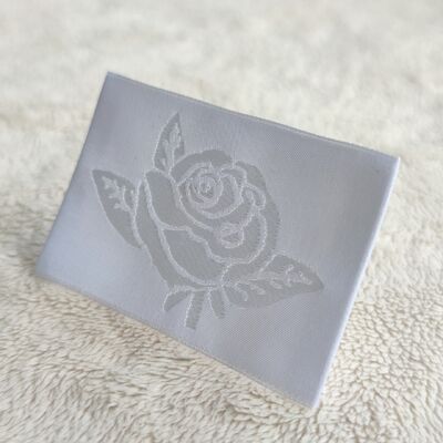 الشركة المصنعة OEM ODM ملصقات منسوجة ناعمة منقوشة علامات شعار منسوجة ملصقات عنق للملابس