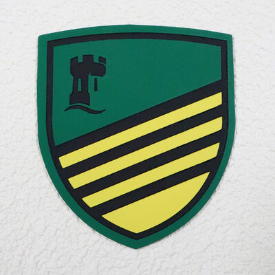 ملصق سيليكون مطبوع بالشاشة مخصص مقاوم للماء ومتين بشعار للملابس الرياضية والزي الرسمي