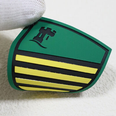 ملصق سيليكون مطبوع بالشاشة مخصص مقاوم للماء ومتين بشعار للملابس الرياضية والزي الرسمي