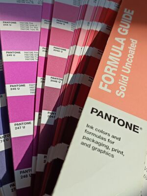 تخصيص العلامة المعلقة التصميم الجديد السعر المنخفض الملابس الملحقات العلامة المعلقة لملابس