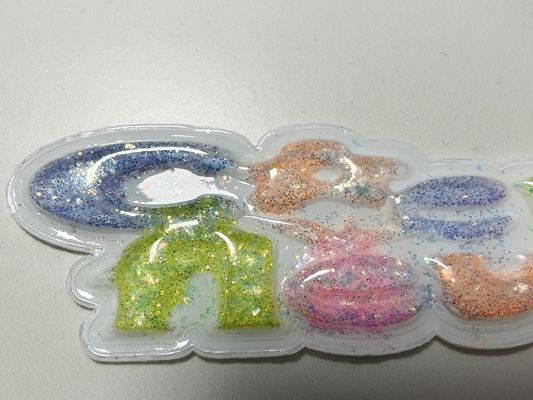 الملصقات المتنامية المخصصة الزرقاء الوردية الصفراء TPU Patch Puffy Labels المخصصة للملابس