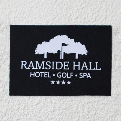 ملصق نقل سيليكون مسطح عالي الجودة علامة شعار علامة تجارية مخصصة متينة لإكسسوارات الملابس